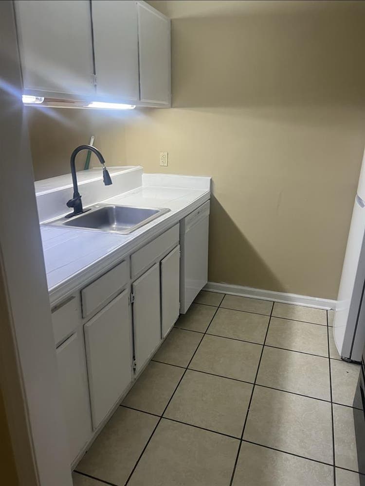 Rooms to rent in a condo