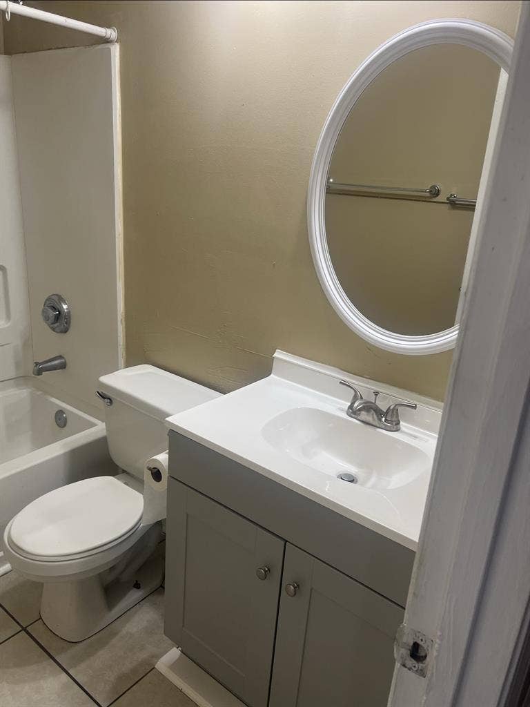 Rooms to rent in a condo