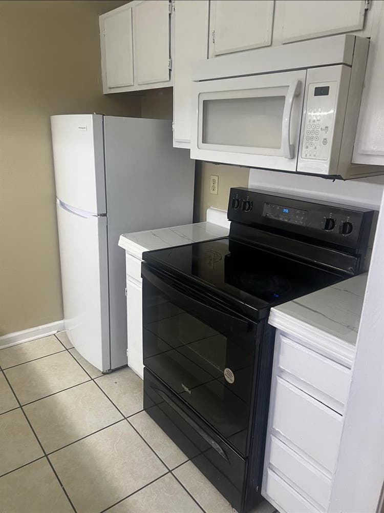 Rooms to rent in a condo