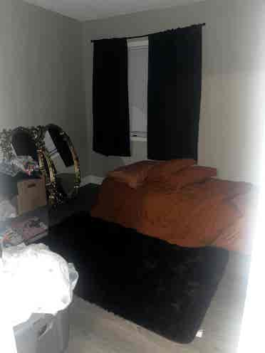 Renting a room ~ 4 bd house w pool
