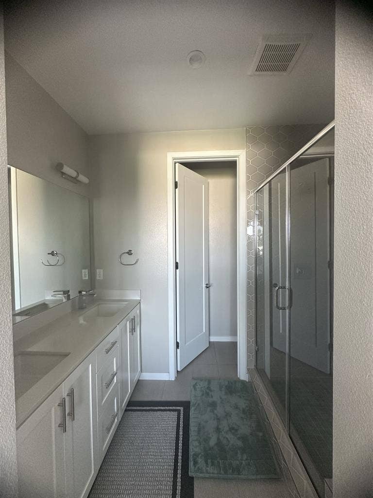 Furnished1Bed Shared Bath For Lease