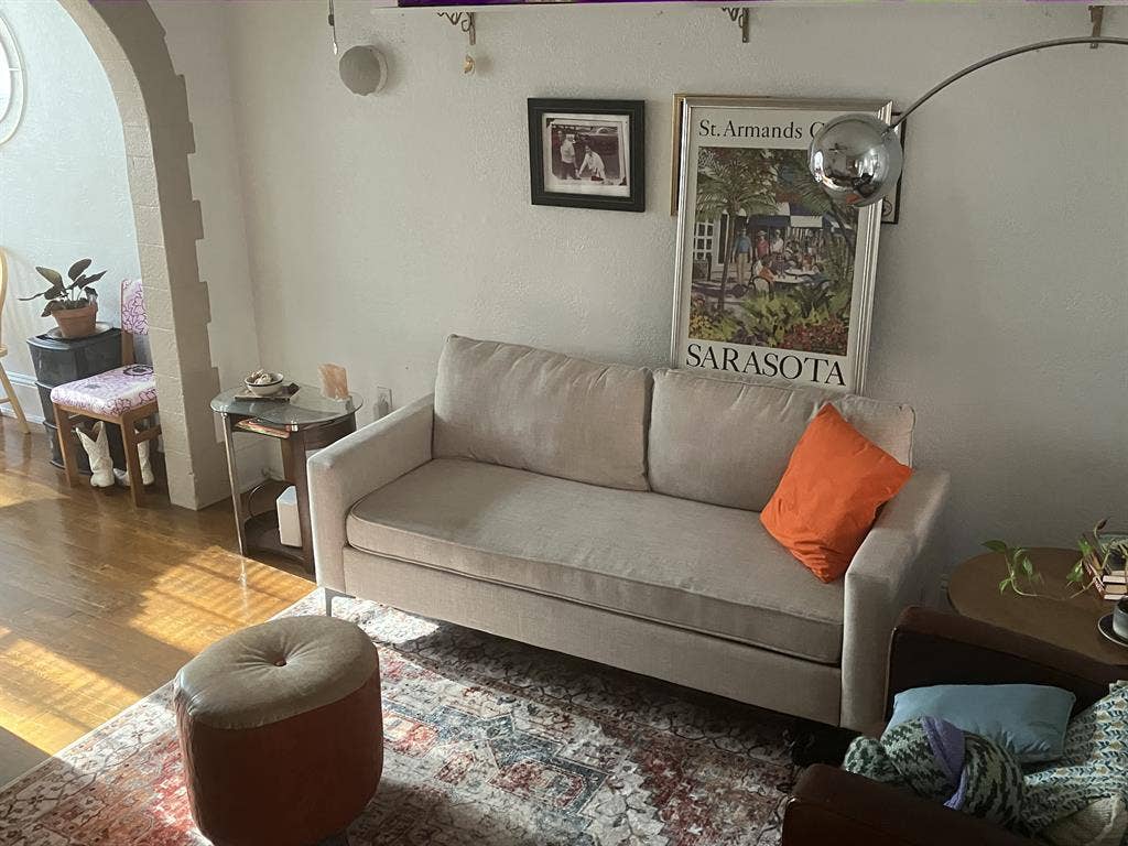 Charming Room in Downtown Apt