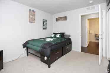 I'm looking for a female tenant.