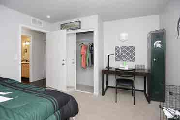 I'm looking for a female tenant.