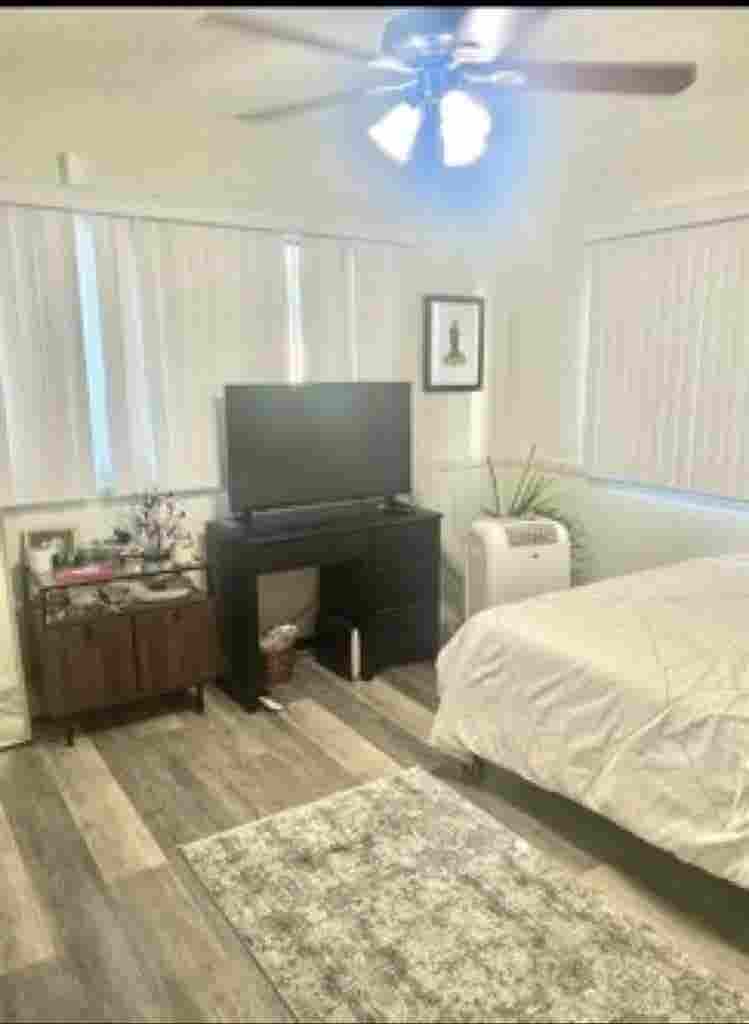 Cozy room for rent! 
Available OCT 1