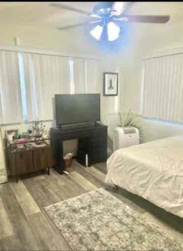 Cozy room for rent! 
Available OCT 1