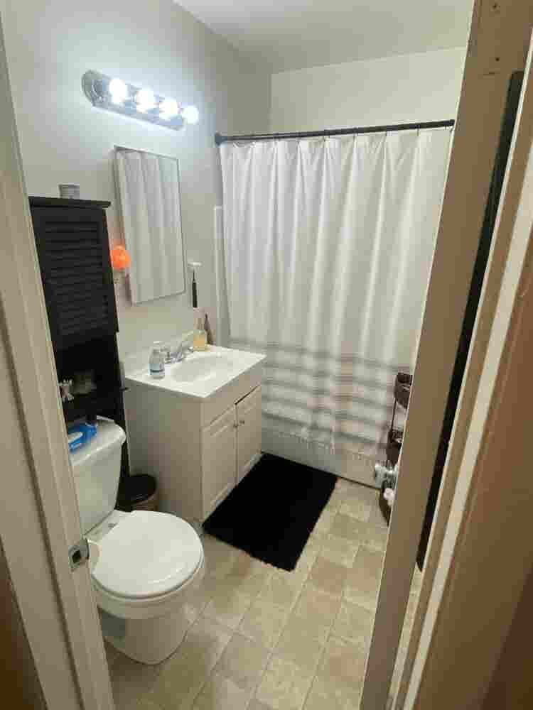 Cozy room for rent! 
Available OCT 1
