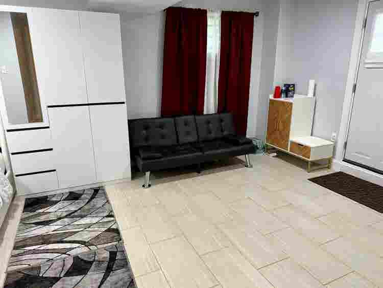 Basement en-suite available Oct.
