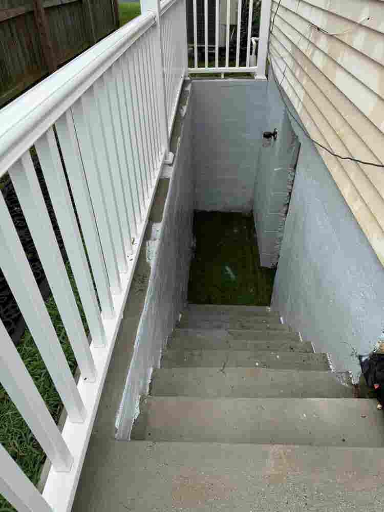 Basement en-suite available Oct.