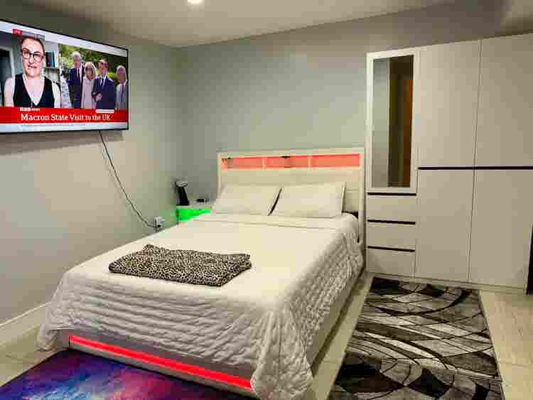 Basement en-suite available Oct.