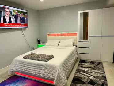 Basement en-suite available Oct.