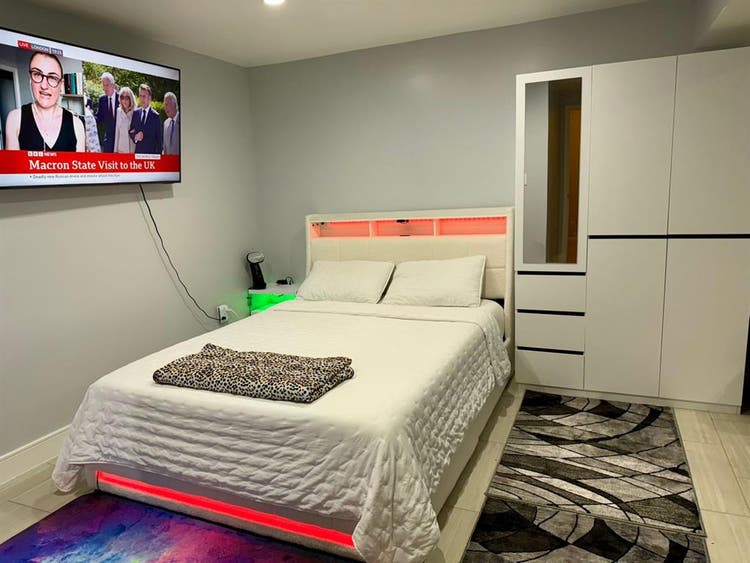 Basement en-suite available Oct.