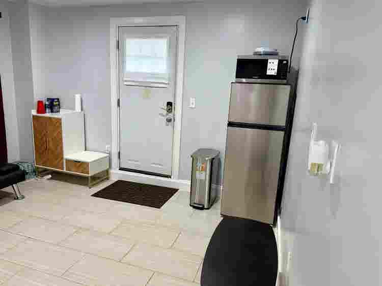 Basement en-suite available Oct.