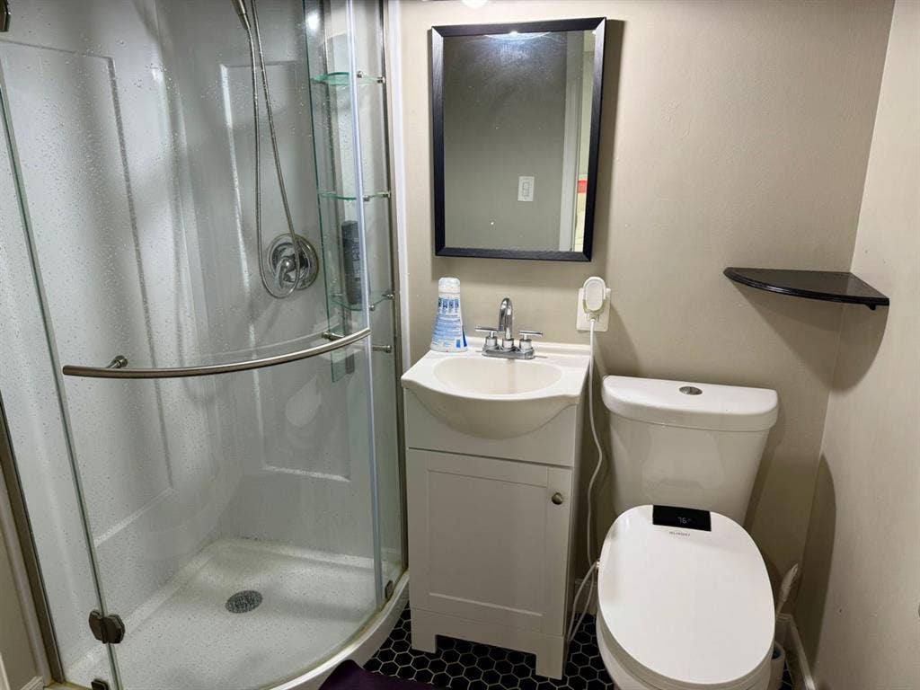 Basement en-suite available Oct.