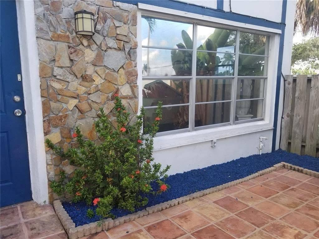 One Bedroom - Davie , female only