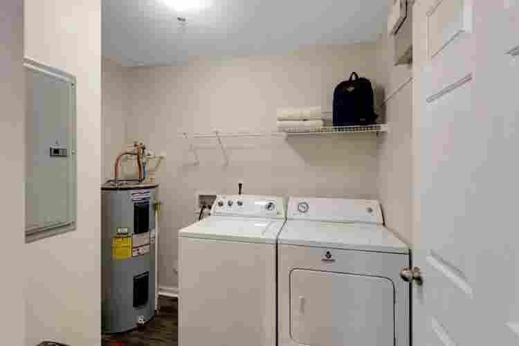 Private Bed/Bath in  Apartment