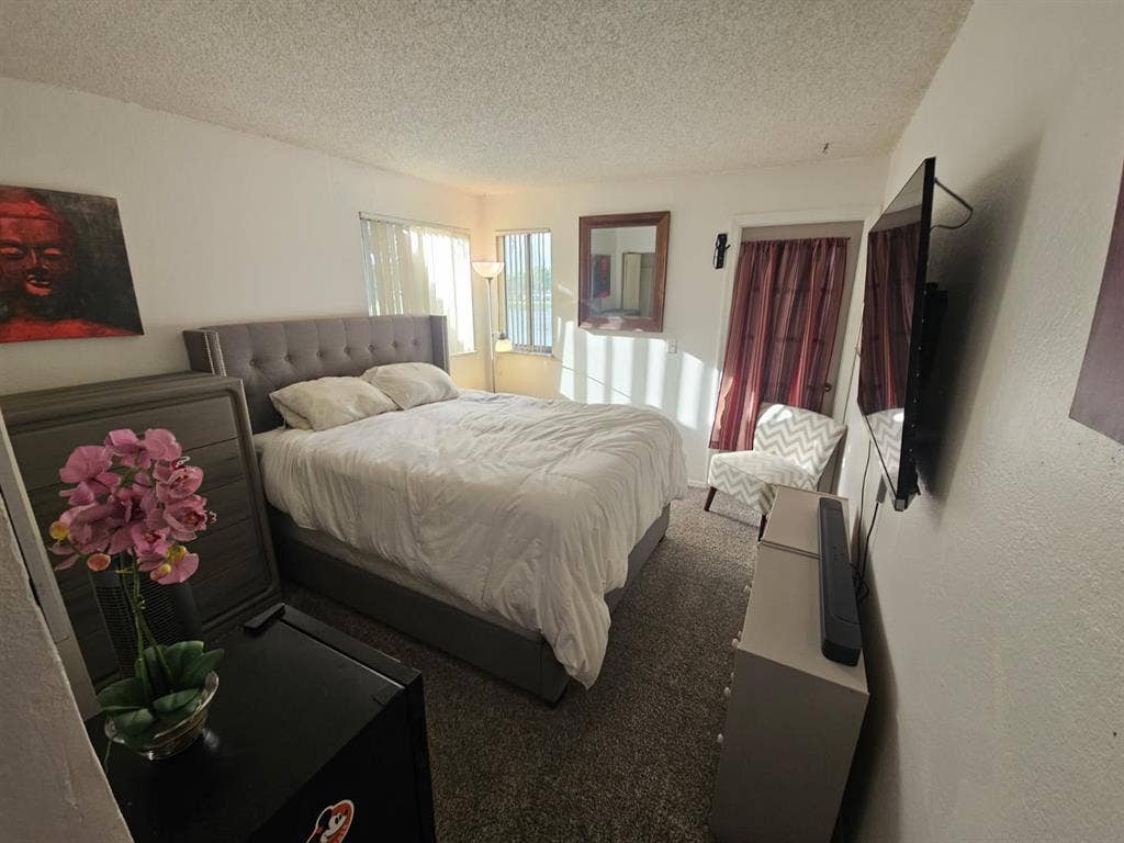 Large Room, close to all.