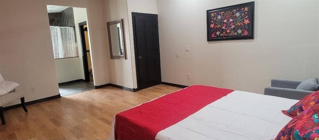 Master Bedroom & Private Bathroom