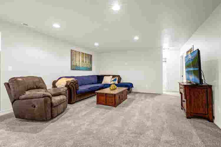 Basement with Kitchenette, 1733 sf!