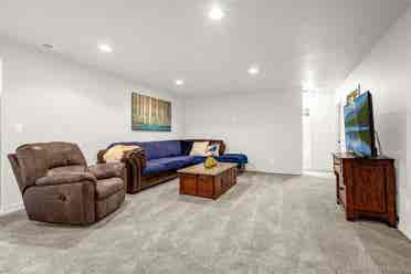 Basement with Kitchenette, 1733 sf!