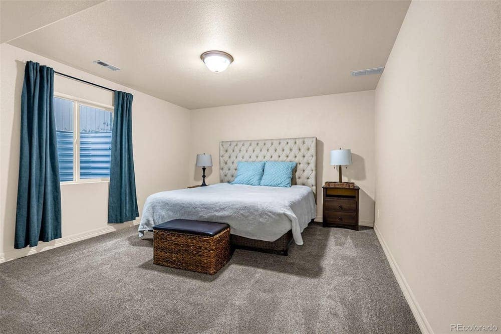 Basement with Kitchenette, 1733 sf!