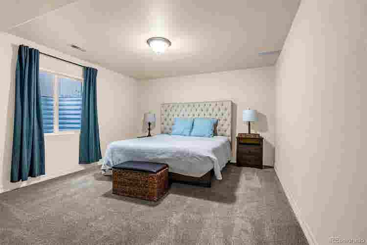 Basement with Kitchenette, 1733 sf!
