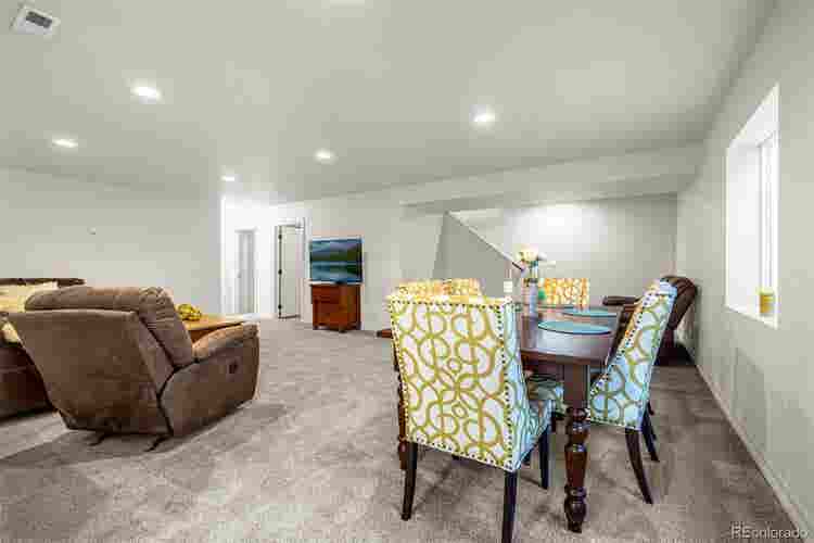Basement with Kitchenette, 1733 sf!