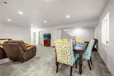 Basement with Kitchenette, 1733 sf!