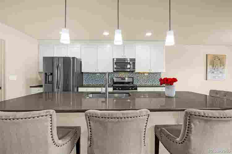 Basement with Kitchenette, 1733 sf!