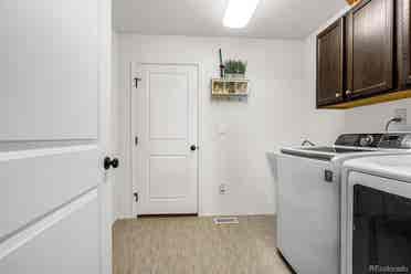 Basement with Kitchenette, 1733 sf!