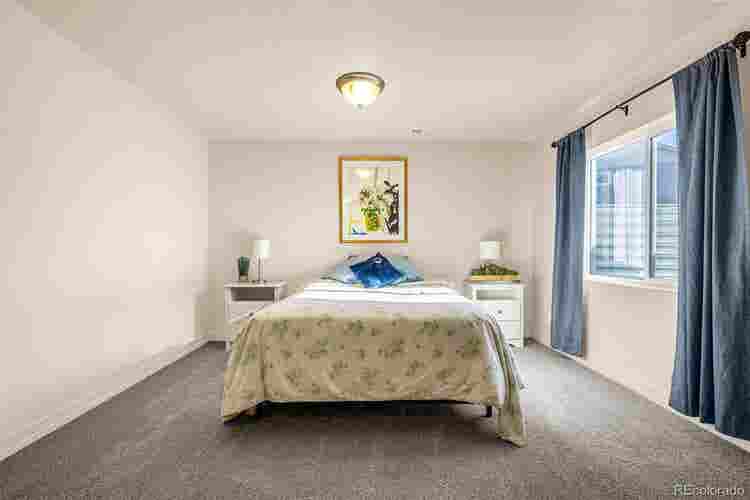 Basement with Kitchenette, 1733 sf!