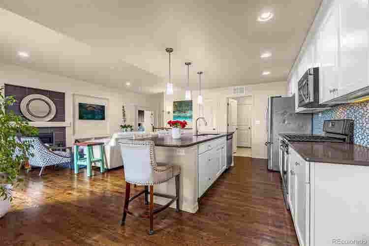 Basement with Kitchenette, 1733 sf!