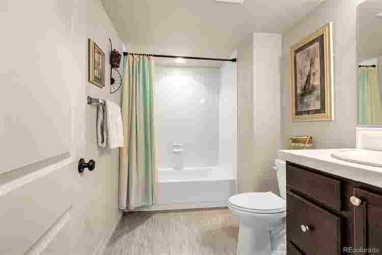 Basement with Kitchenette, 1733 sf!