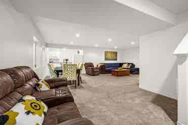 Basement with Kitchenette, 1733 sf!