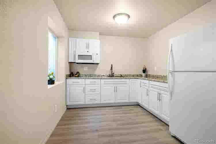 Basement with Kitchenette, 1733 sf!