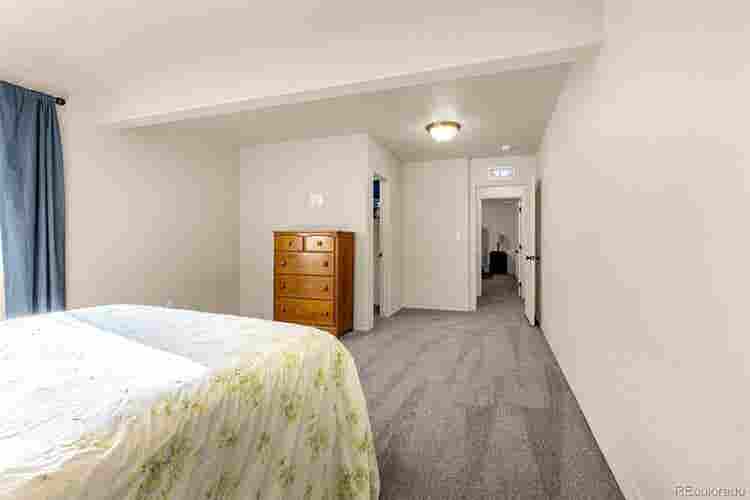 Basement with Kitchenette, 1733 sf!