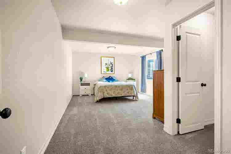 Basement with Kitchenette, 1733 sf!