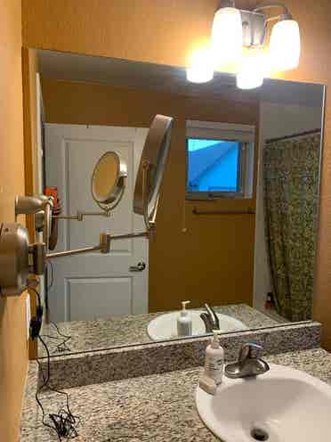 Private Bed and Bath Available Nov