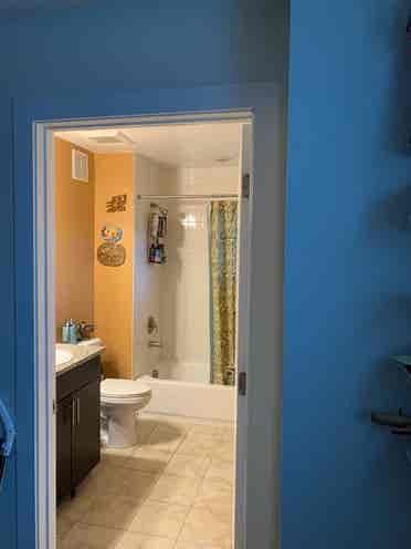 Private Bed and Bath Available Nov