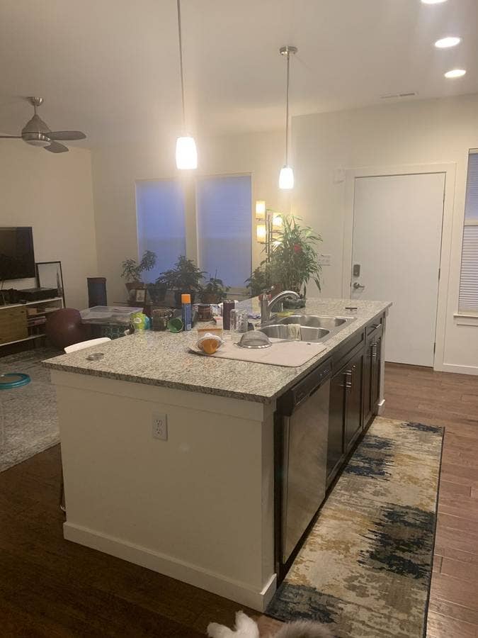 Private Bed and Bath Available Nov