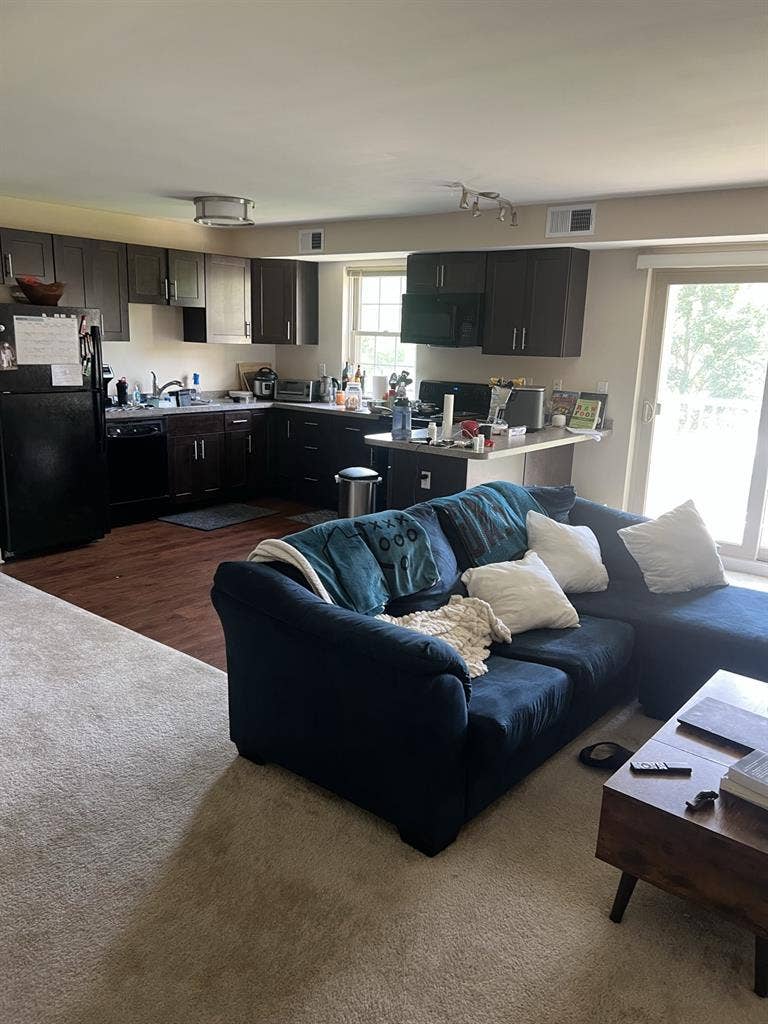 Room available in Corner Park Apt