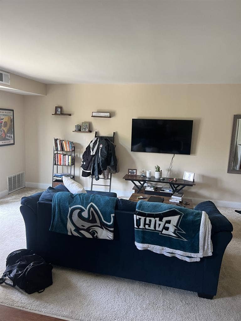 Room available in Corner Park Apt