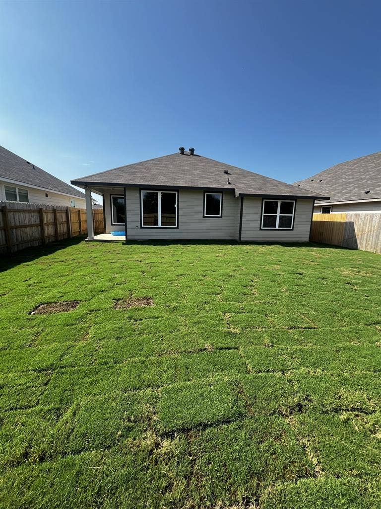 Looking for 2 roommates