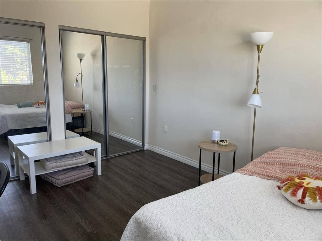 Looking for female roommate