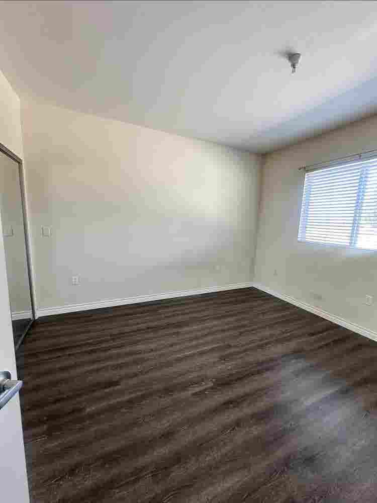 Looking for a woman roommate