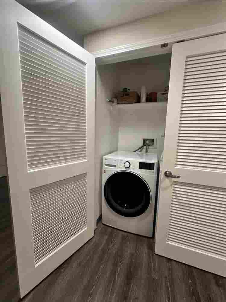 Looking for a woman roommate