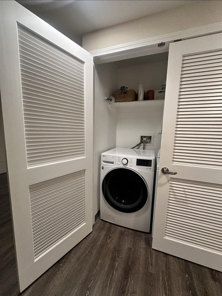 Looking for a woman roommate