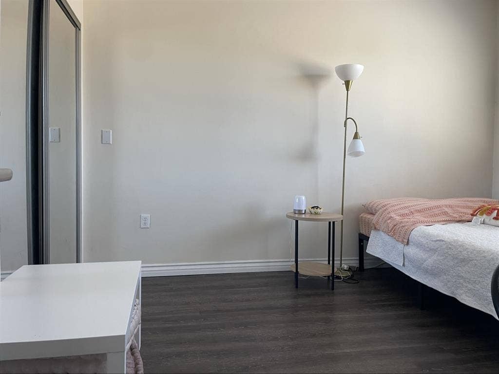 Looking for female roommate