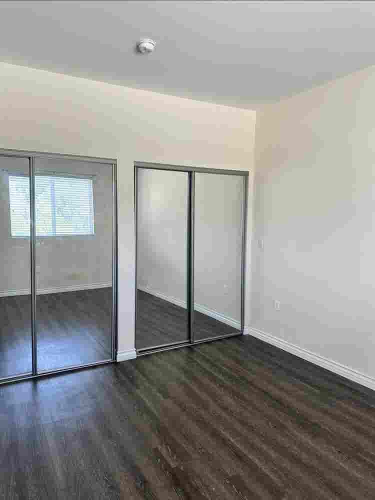 Looking for a woman roommate