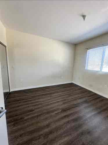 Looking for female roommate